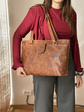 Τan leather shoulder bag